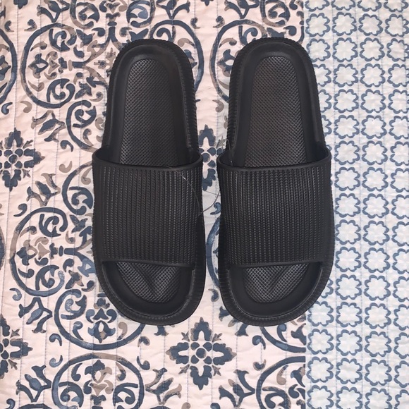 New Comfy Anti-Slip Pillow Slides Unisex - Picture 1 of 5